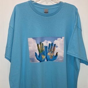 Mens globe hand t-shirt